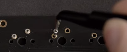 τοποθετηση millmax υποδοχων στο pcb με tweezers τοποθετηση millmax υποδοχων στο pcb με tweezers